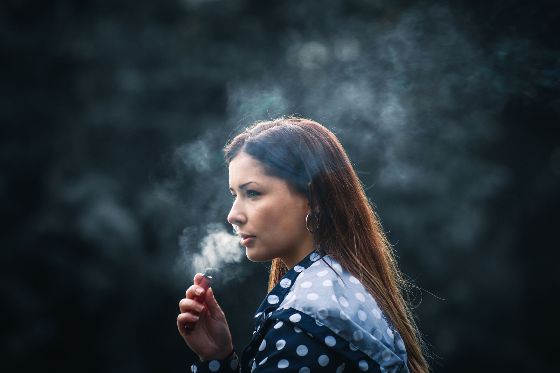 Nikotinové sáčky vs. e-cigareta: Která cesta od cigaret je pro vás vhodnější?